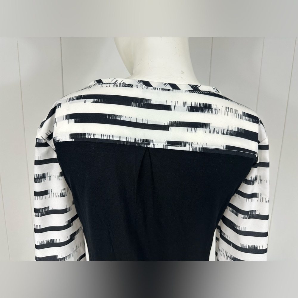 Calvin Klein Women Sz M Black & White Bold Graphic RollTab Tunic Top M Pullover - Picture 12 of 12